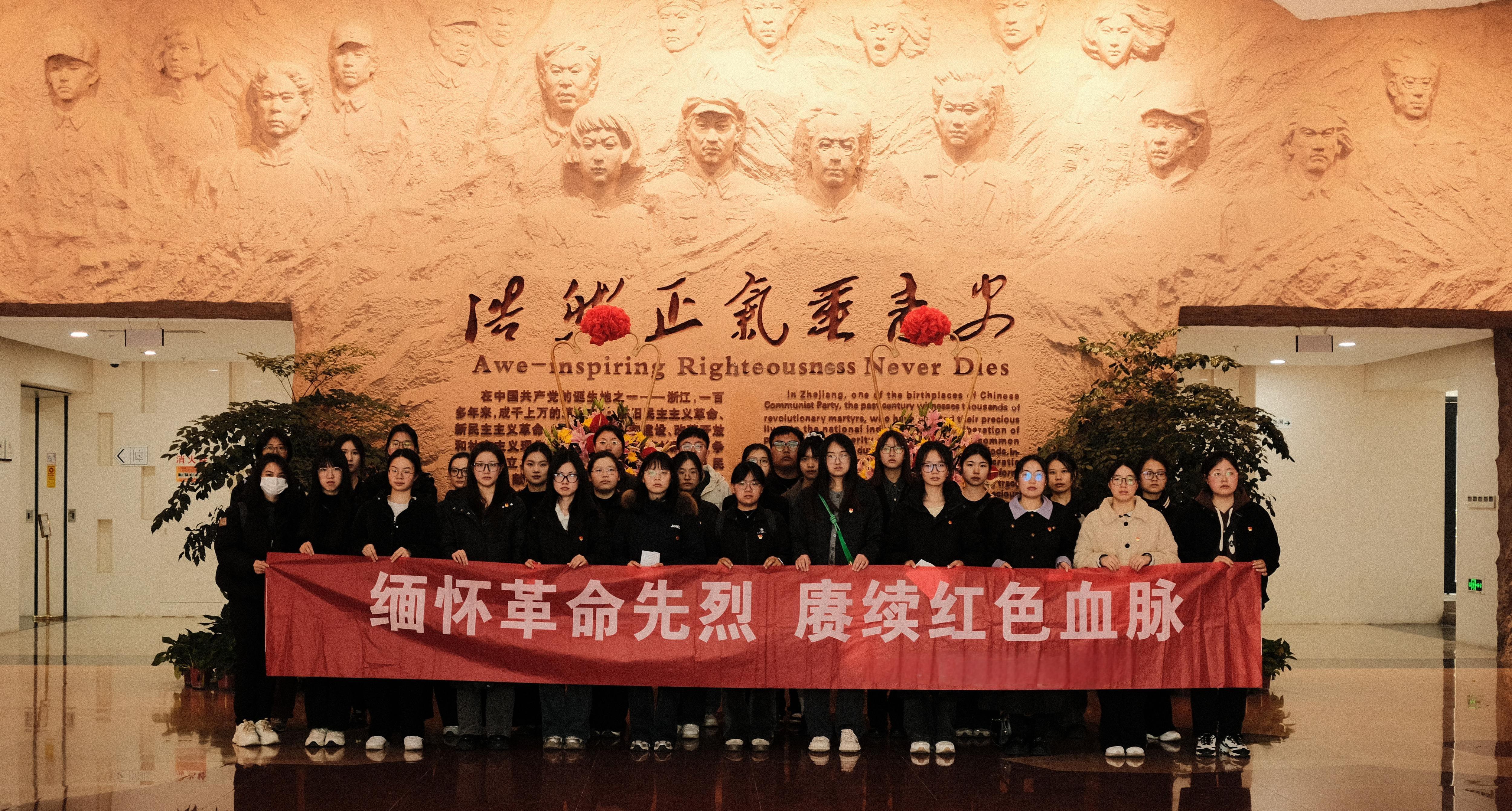 国产a片
党委开展清明祭英烈...